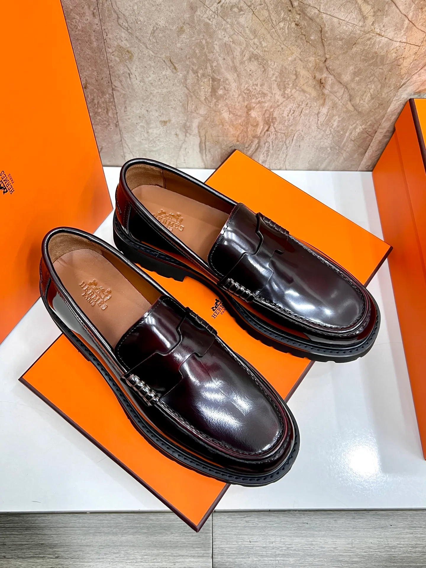 Original order quality P840 Brand: Hermès Standard code: Men's code: 39.40.41.42.43.44. (38.45 custom-made Grade: Same as the official website Original order quality Material: Original cowhide Original breathable cowhide lining Original outsole Style category: Men's fashionable casual leather shoes Color: Actual picture